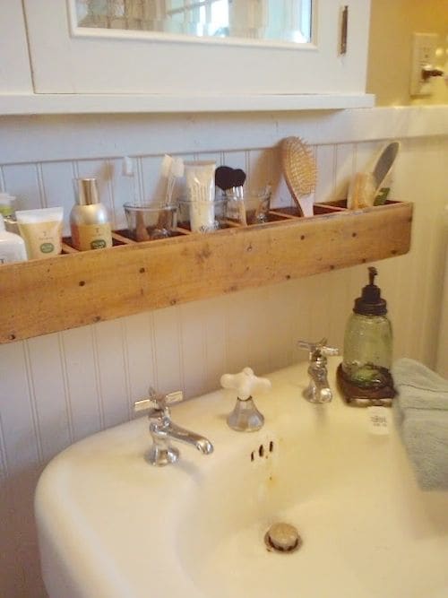 how to organize a small bathroom