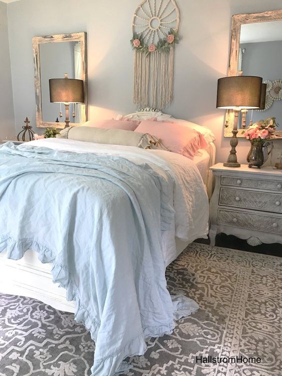 Shabby Chic Bedroom: Soft Colorful Decor