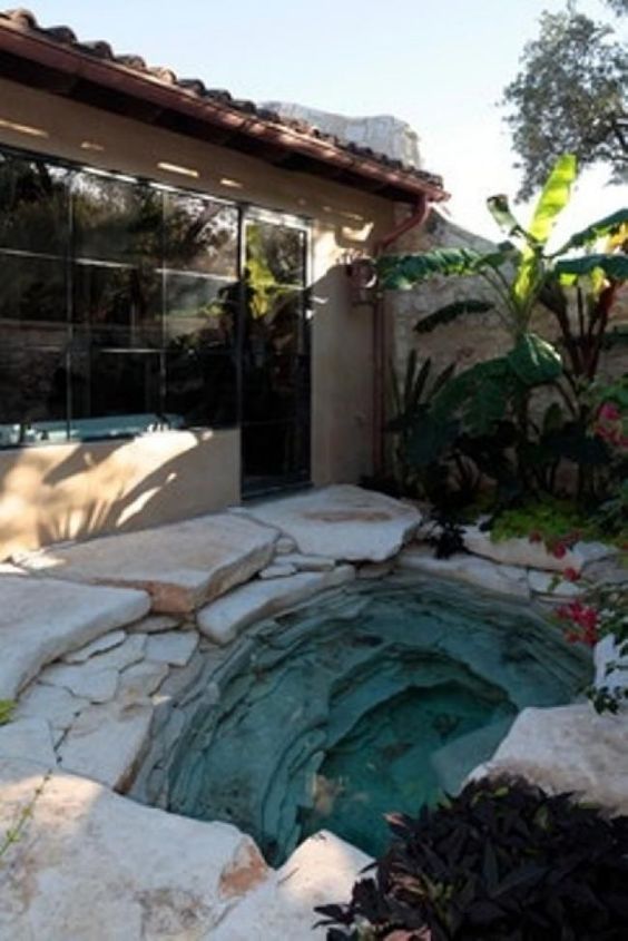 Natural Hot Tub: Fascinating Rocky Design