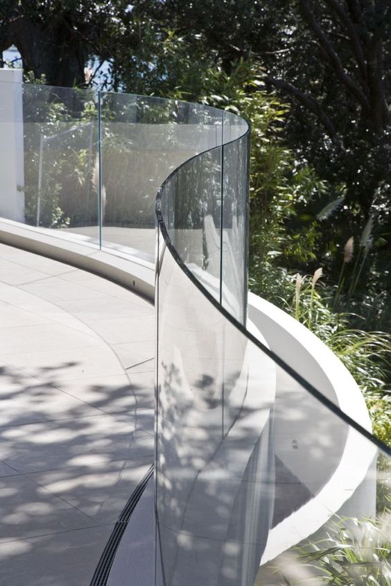 Glass Fence Ideas: Enchanting Curvy Design