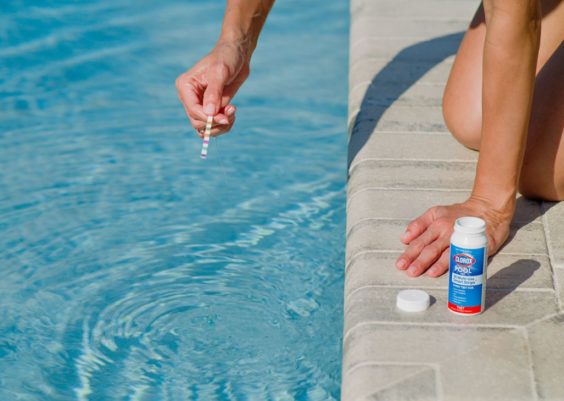 How to Add Chlorine to Pool 1