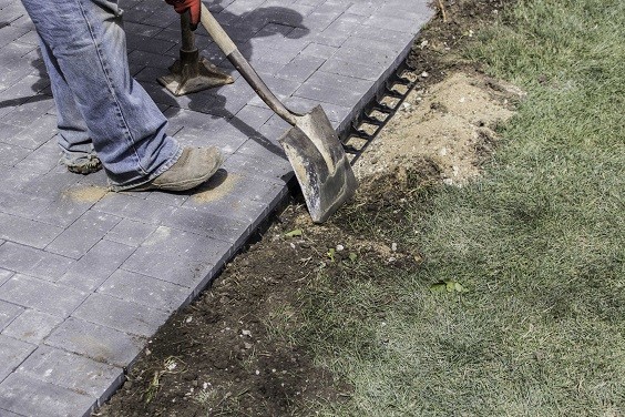 how to lay patio pavers 4