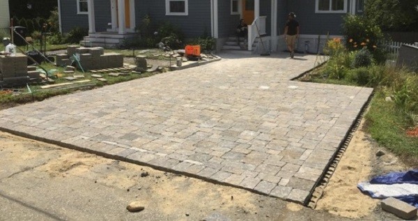 how to lay patio pavers feature
