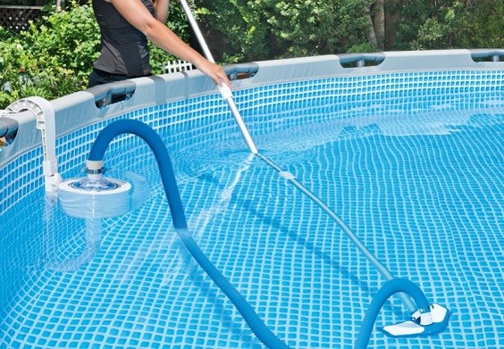 How to Vacuum an Above Ground Pool 3