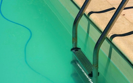 how to clear a cloudy pool with baking soda a