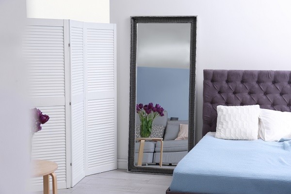 how to choose bedroom mirror feature
