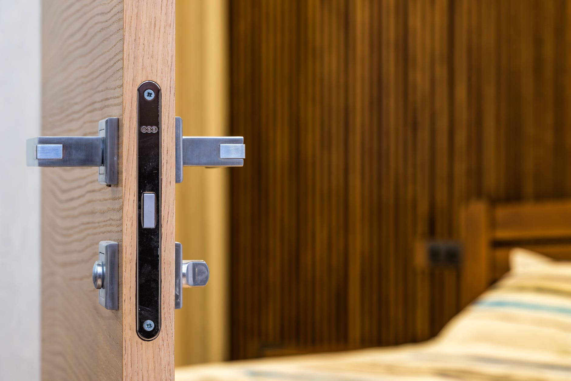 Simple 6 Tips On How to Unlock a Bedroom Door