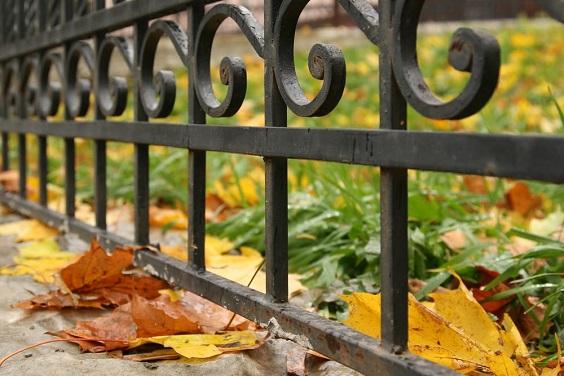 How to Clean Wrought Iron Fence 2