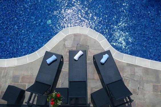 How to Choose Poolside Chaise Lounge 1