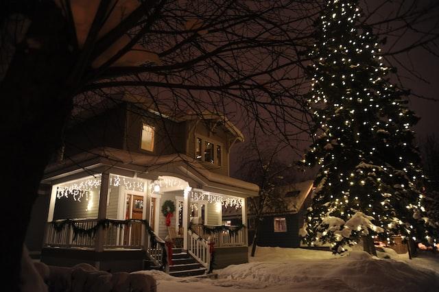 20+ Enchanting DIY Christmas Porch Decor Ideas For You