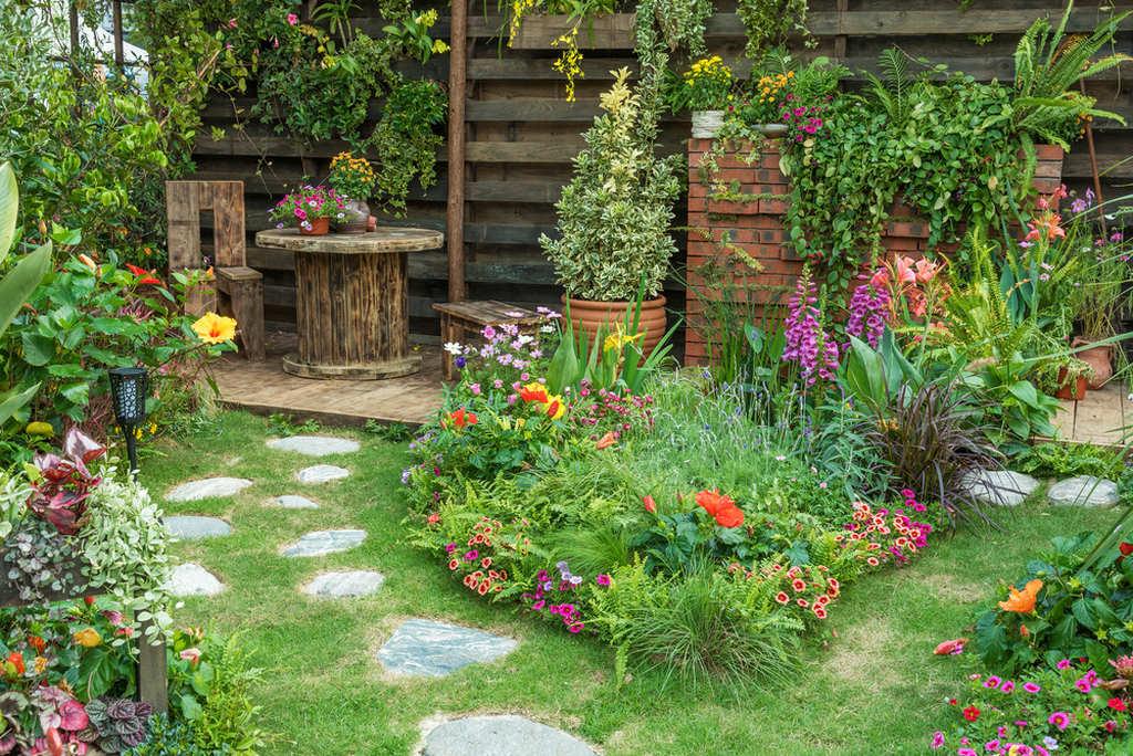 A Homeowner’s Guide to Creating a Relaxing Outdoor Space